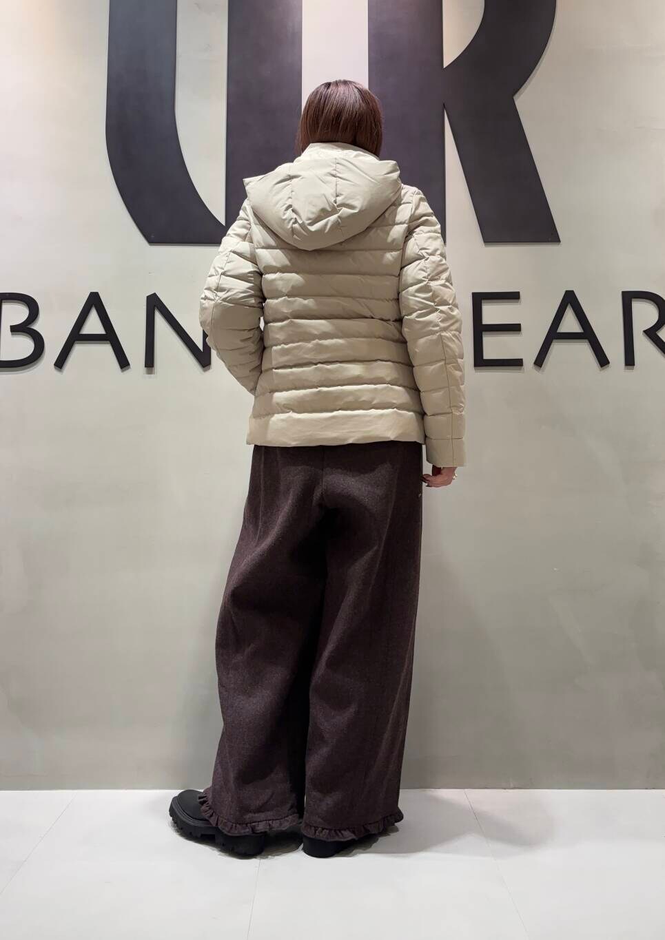 ブラウン系のその他パンツ、ベージュ系のダウンジャケット/コートを着用したレディースの冬コーディネートの2枚目の写真