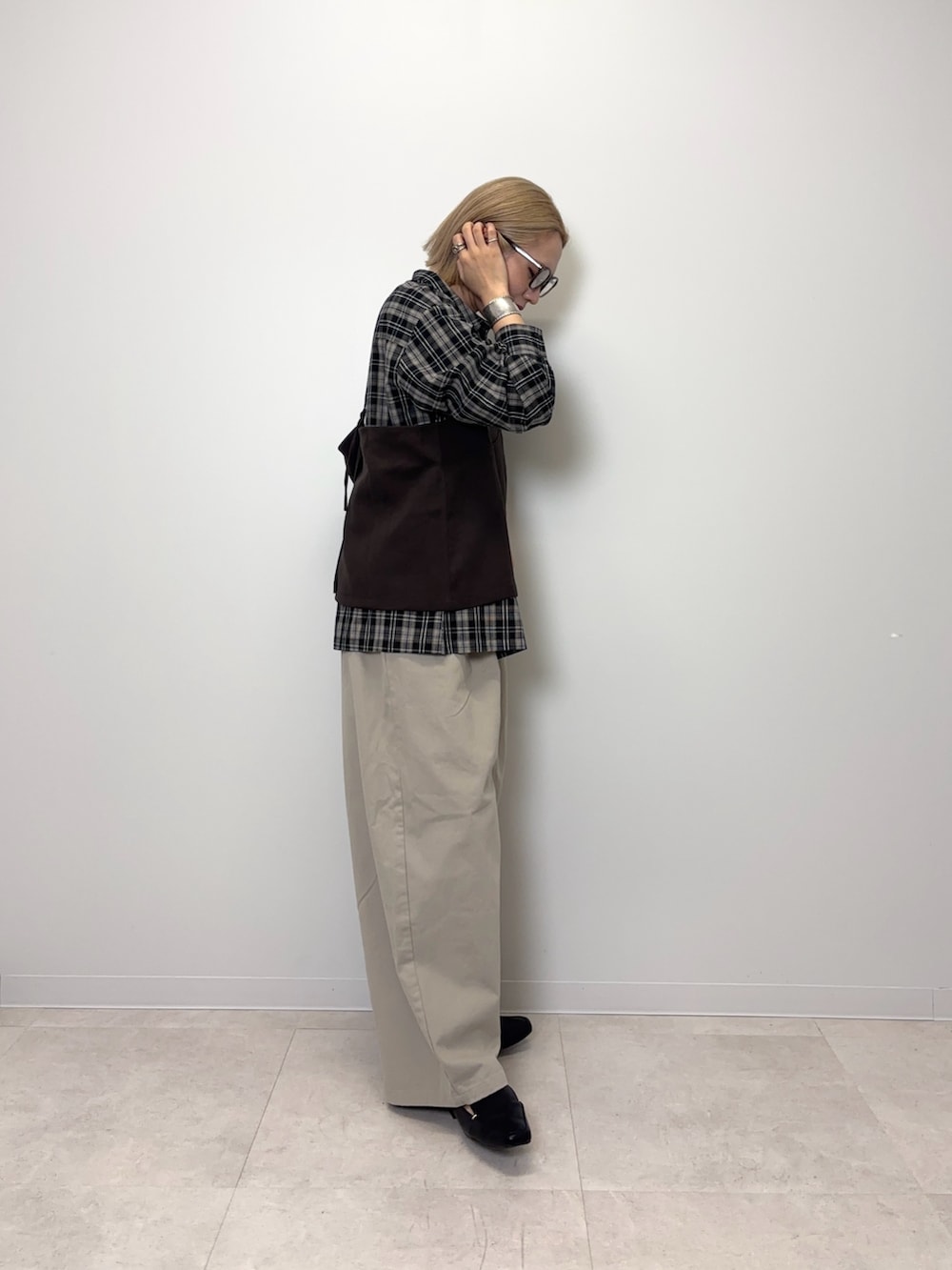 ブラック系のローファー、ブラック系のシャツ/ブラウス、ベージュ系のその他パンツを着用したレディースの秋コーディネートの2枚目の写真