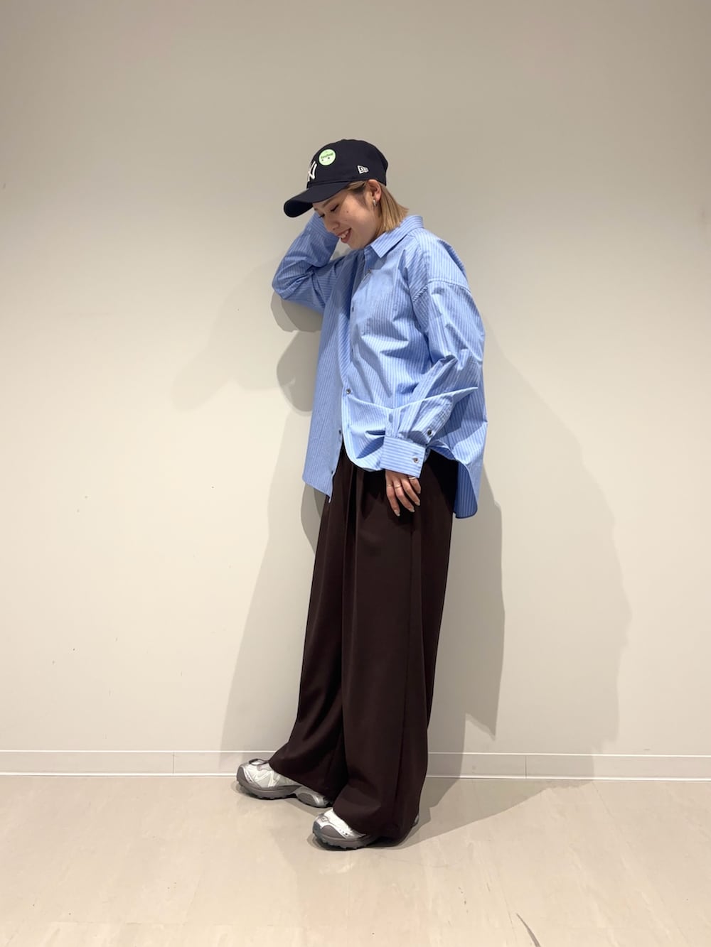 ブラウン系のその他パンツ、ブルー系のシャツ/ブラウス、グレー系のスニーカーを着用したレディースの春コーディネートの2枚目の写真