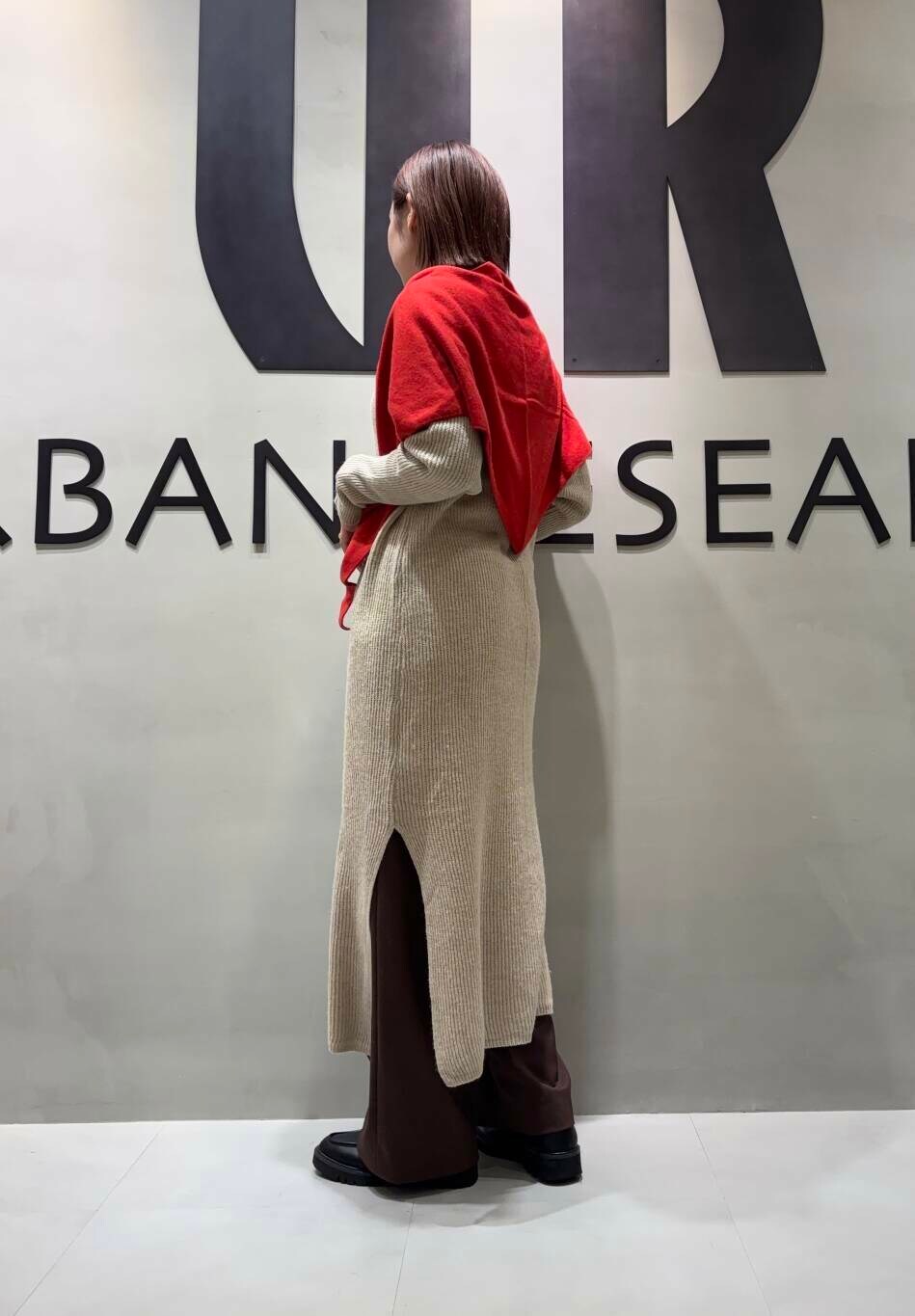 ブラウン系のその他パンツ、ベージュ系のワンピース、レッド系のストール/ショールを着用したレディースの冬コーディネートの2枚目の写真