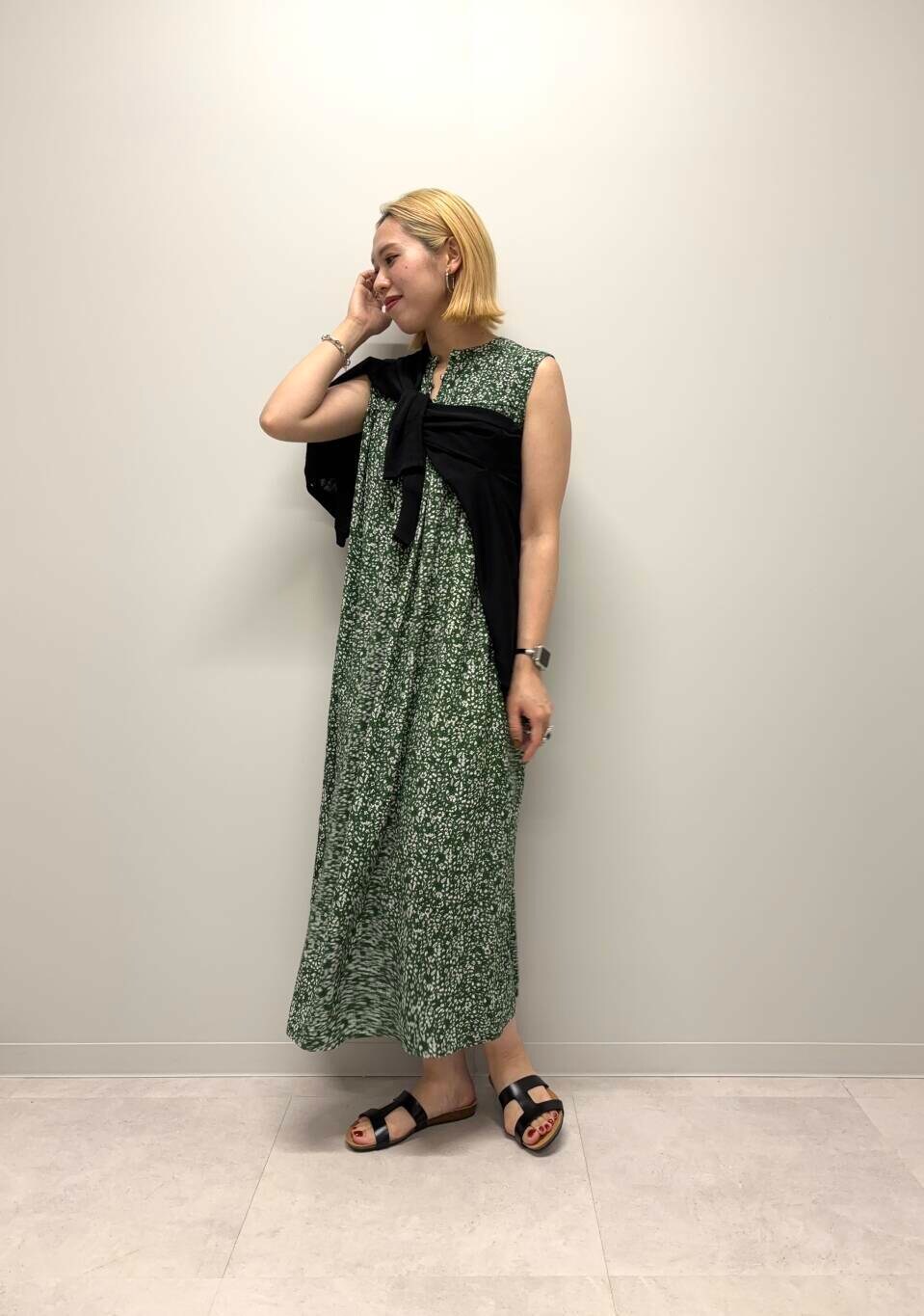 「ワンピース、アーバンリサーチ、カーディガン、カジュアル、newarrival、休日スタイル、doors、サンダルコーデ、細見え、20代後半、着痩せ、紫外線対策、骨格ナチュラル、夏カラーコーデ、ワンピース×高身長」｜「URBAN RESEARCH DOORSの『UR TECH ひやサラクール』リネン混Vネックショートカーディガン（カーディガン/ボレロ、ブラック系）」を使った、和さん（レディース・161cm）の夏コーディネートの4枚目の写真