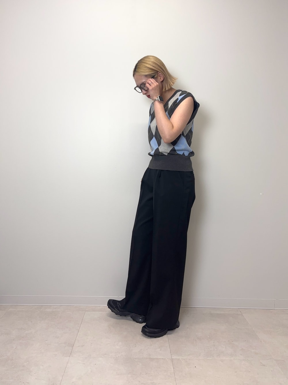 グレー系のベスト、ブラック系のその他パンツ、ブラック系のスニーカーを着用したレディースの夏コーディネートの4枚目の写真