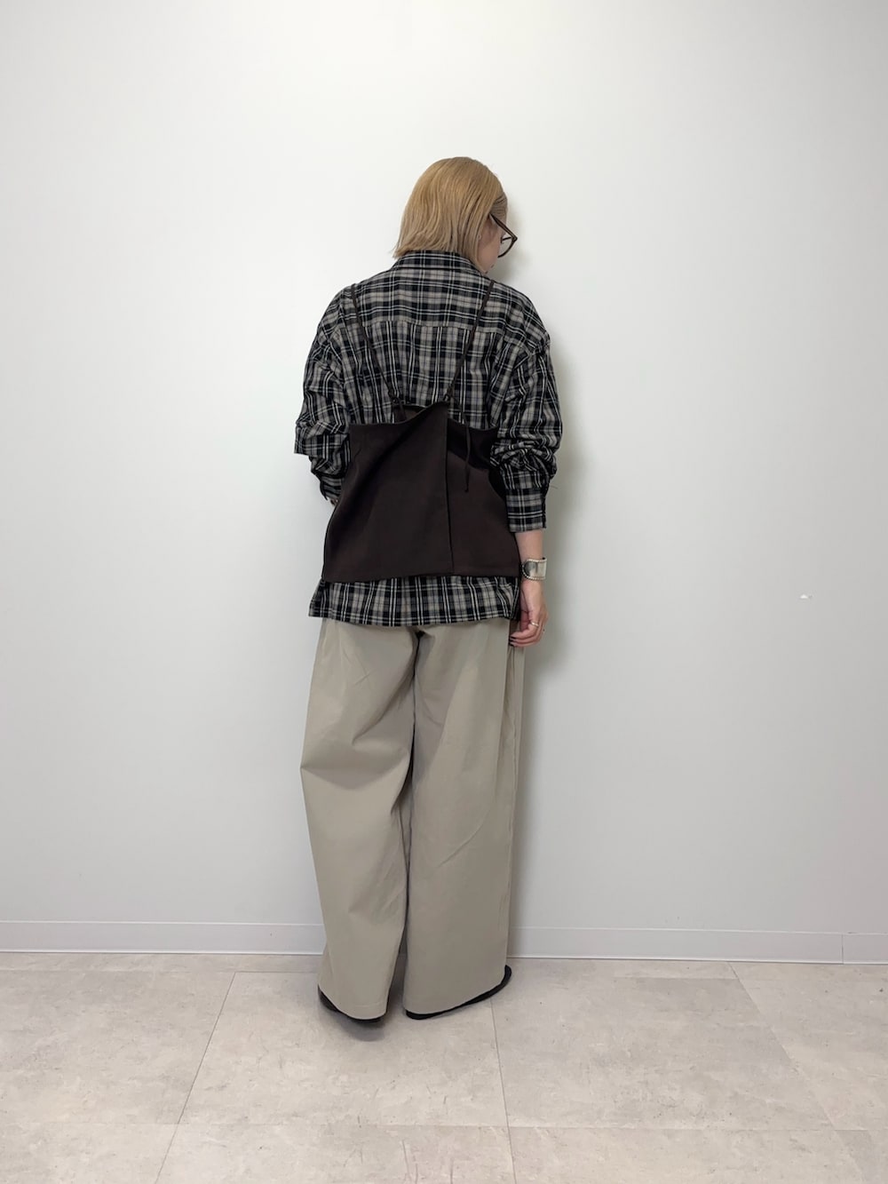 ブラック系のローファー、ブラック系のシャツ/ブラウス、ベージュ系のその他パンツを着用したレディースの秋コーディネートの3枚目の写真