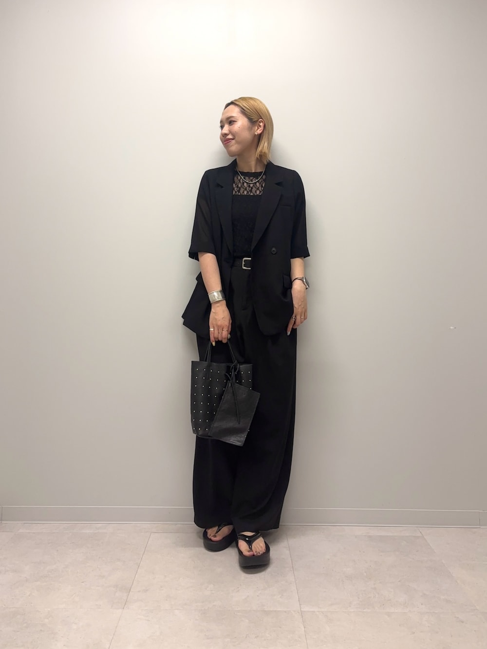 ブラック系のその他アウター、ブラック系のTシャツ/カットソー、ブラック系のトートバッグを着用したレディースの夏コーディネートの5枚目の写真