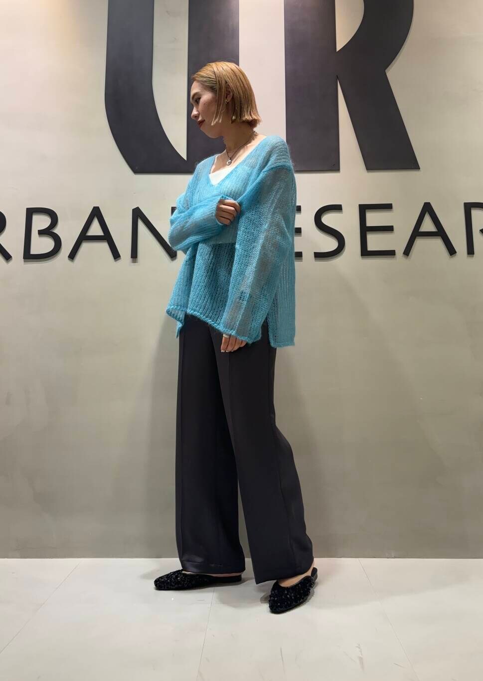 グレー系のその他パンツ、ブルー系のニット/セーターを着用したレディースの秋コーディネートの2枚目の写真