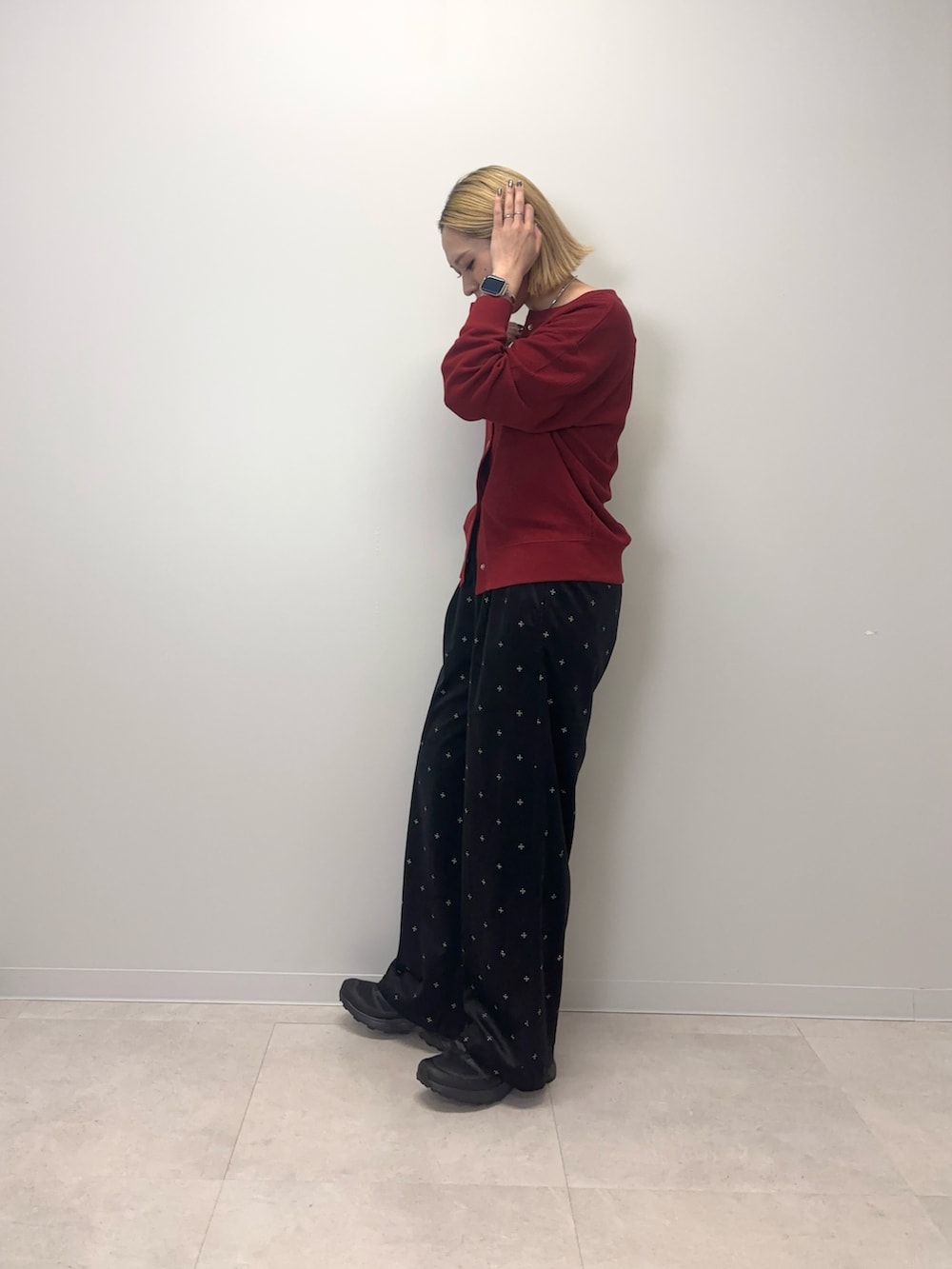 レッド系のカーディガン/ボレロ、ブラック系のその他パンツ、ブラック系のスニーカーを着用したレディースの秋コーディネートの2枚目の写真