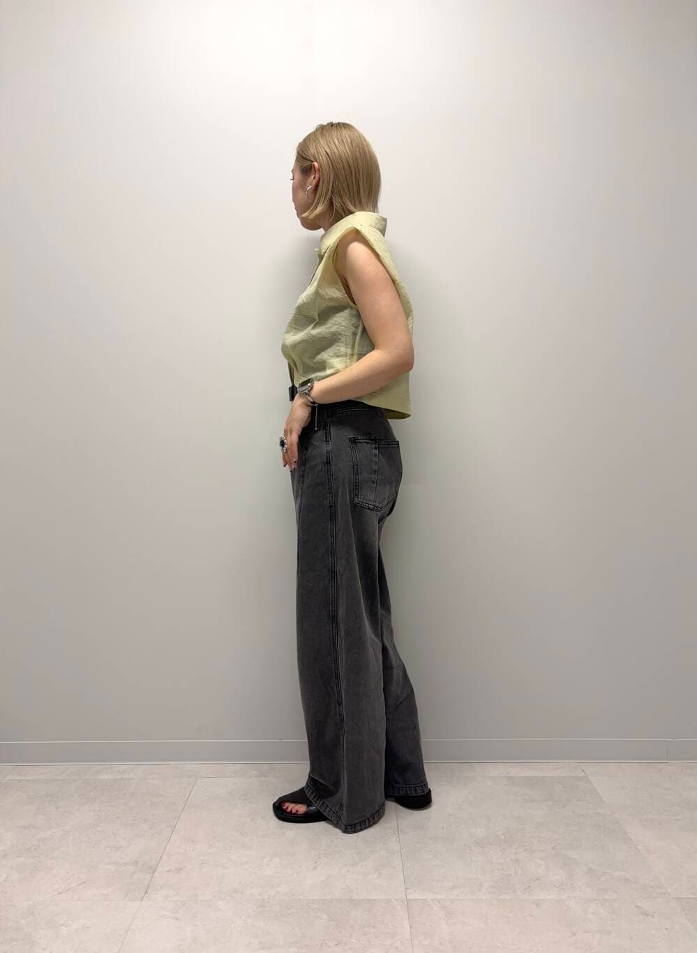ブラック系のデニムパンツ、グリーン系のシャツ/ブラウスを着用したレディースの夏コーディネートの2枚目の写真