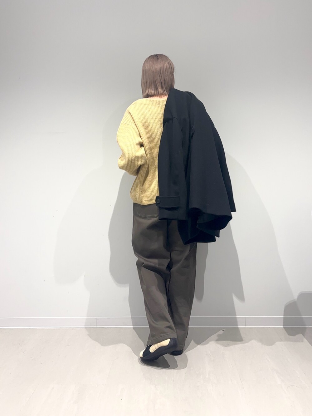 ブラック系のその他アウター、ベージュ系のスニーカー、グリーン系のその他パンツを着用したレディースの冬コーディネートの3枚目の写真