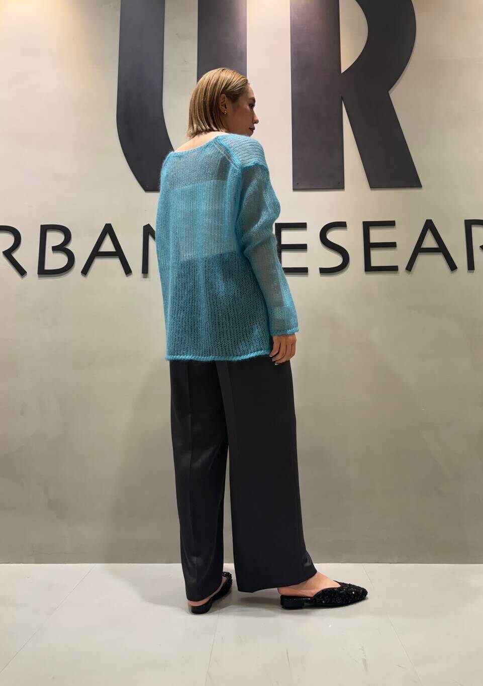 グレー系のその他パンツ、ブルー系のニット/セーターを着用したレディースの秋コーディネートの4枚目の写真