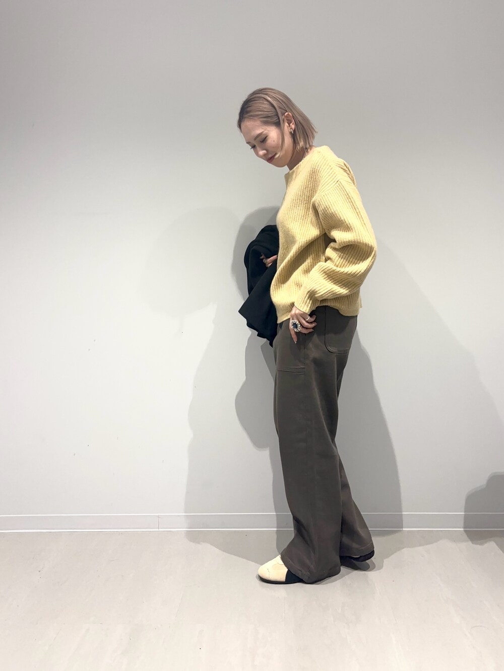 ブラック系のその他アウター、ベージュ系のスニーカー、グリーン系のその他パンツを着用したレディースの冬コーディネートの2枚目の写真