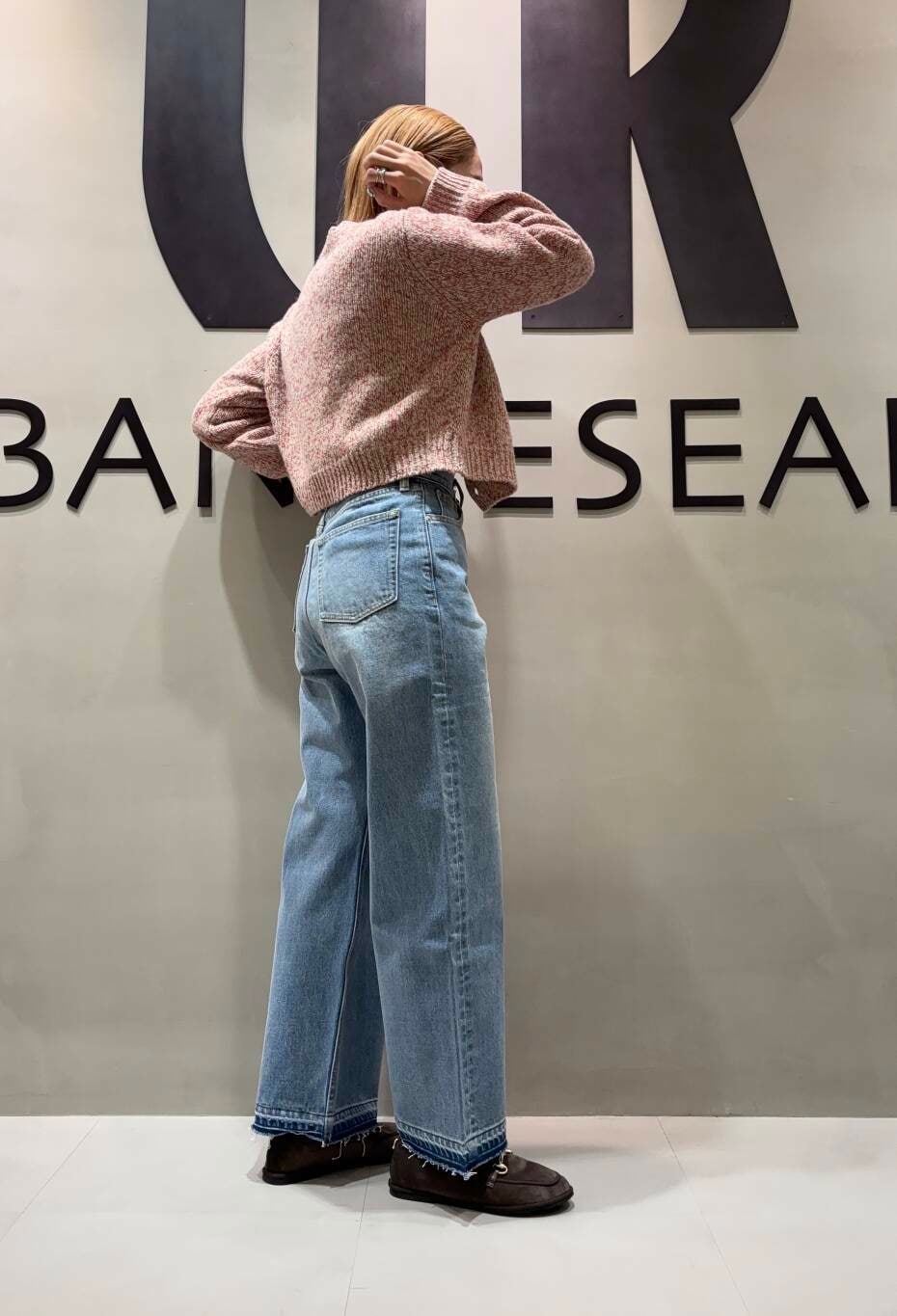 ブルー系のデニムパンツ、ベージュ系のカーディガン/ボレロを着用したレディースの冬コーディネートの2枚目の写真