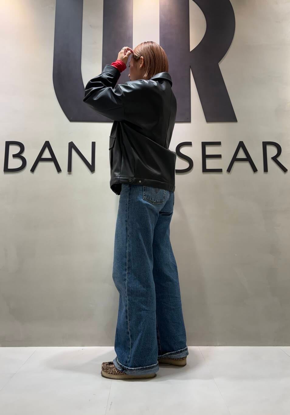 ブラック系のブルゾン、その他のブーツを着用したレディースの秋コーディネートの2枚目の写真