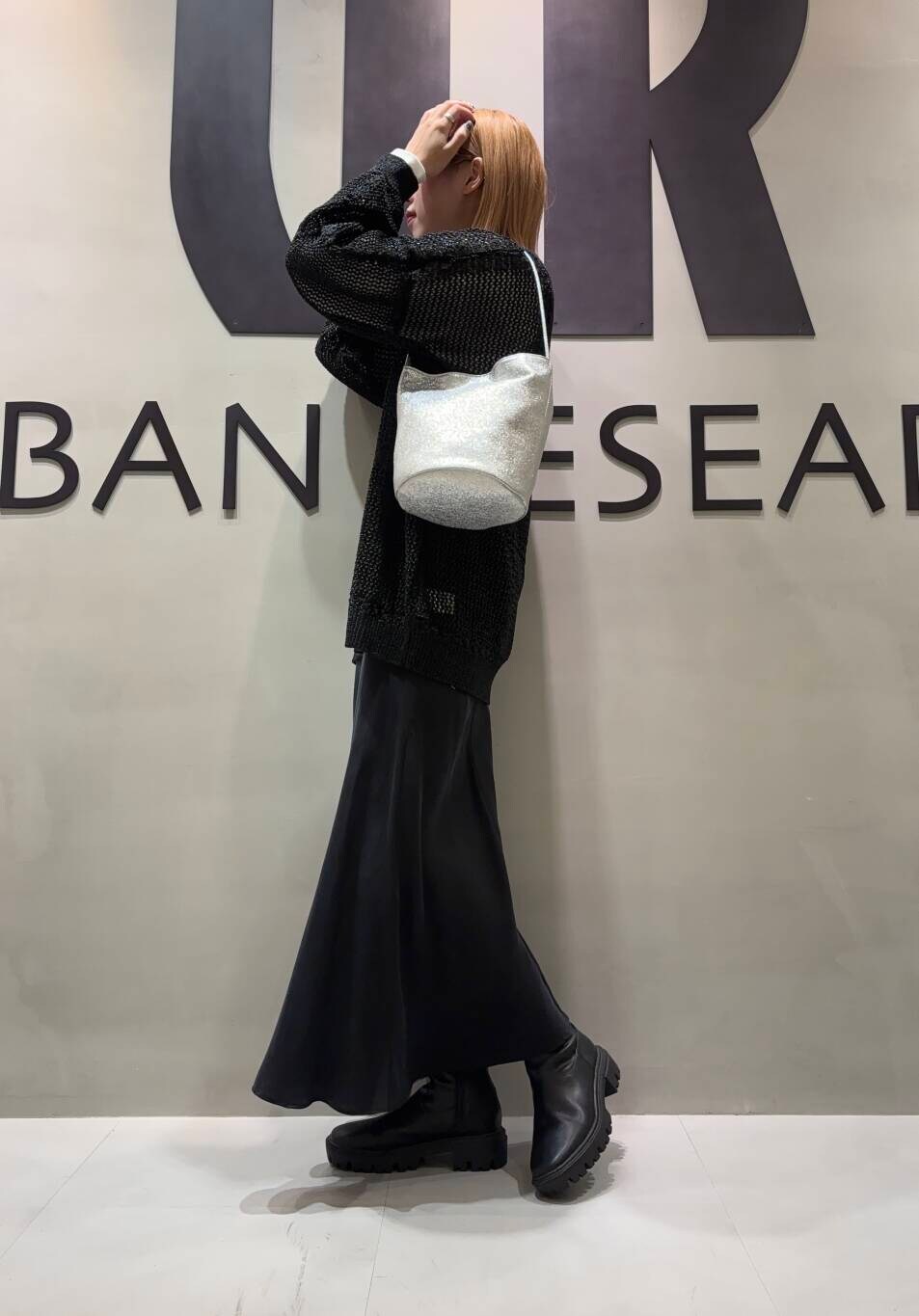 「アーバンリサーチ、大人カジュアル、ラフ、URBANRESEARCH、休日コーデ、newarrival、LAATO、スカートコーデ、メッシュニット、ブーツコーデ、20代後半、着痩せ、ブルベ冬、骨格ストレート、私の推しセールアイテム24aw」｜「RODE SKOの5cmストレッチブーツ（ブーツ、ブラック系）」を使った、和さん（レディース・161cm）の冬コーディネートの2枚目の写真