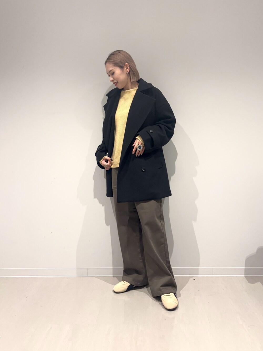 ブラック系のその他アウター、ベージュ系のスニーカー、グリーン系のその他パンツを着用したレディースの冬コーディネートの6枚目の写真