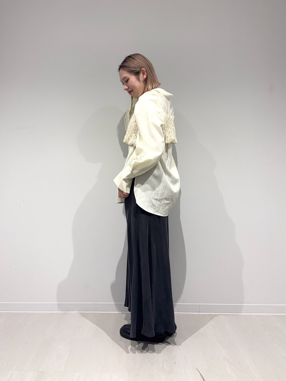 ブラック系のスカート、ブラック系のボストンバッグ、ホワイト系のシャツ/ブラウスを着用したレディースの春コーディネートの5枚目の写真