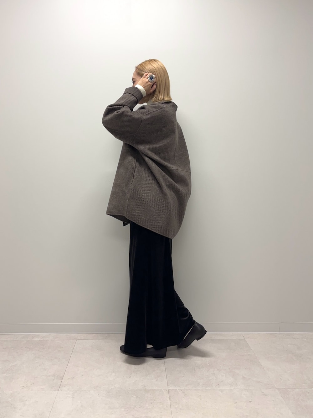 ブラウン系のその他アウター、ホワイト系のニット/セーター、ブラック系のスカートを着用したレディースの秋コーディネートの3枚目の写真