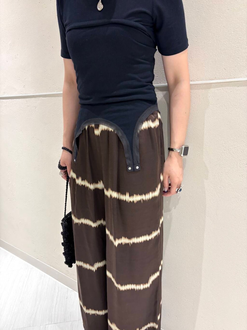 「アーバンリサーチ、カジュアル、イージーパンツ、レイヤード、newarrival、OOFOS、柄パンツ、休日スタイル、LAATO、細見え、20代後半、着痩せ、旅行コーデ、骨格ナチュラル、夏のブラックコーデ」｜「OOFOSのOOFOS　Oomega（サンダル、ブラック系）」を使った、和さん（レディース・161cm）の夏コーディネートの5枚目の写真