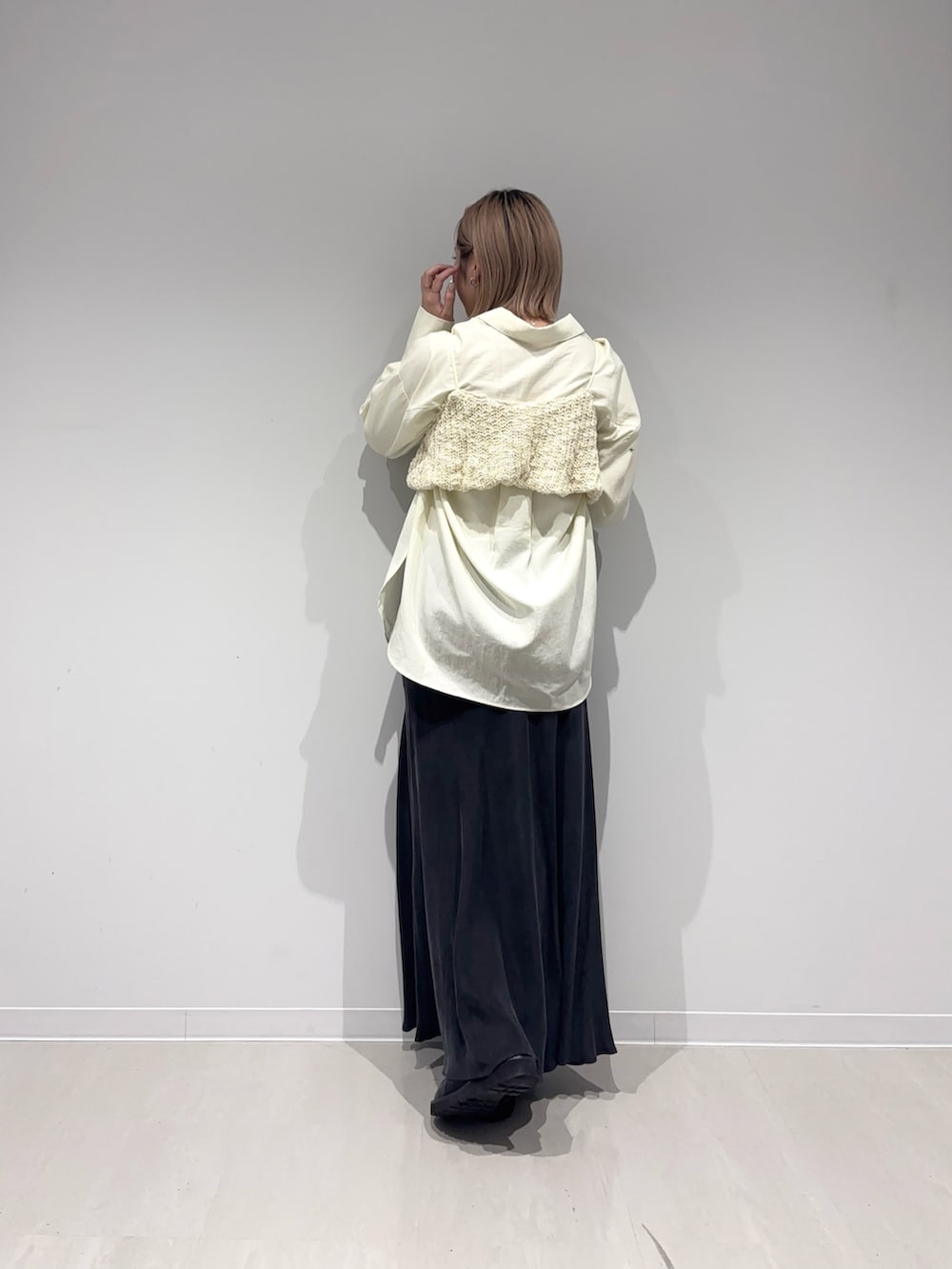 ブラック系のスカート、ブラック系のボストンバッグ、ホワイト系のシャツ/ブラウスを着用したレディースの春コーディネートの3枚目の写真