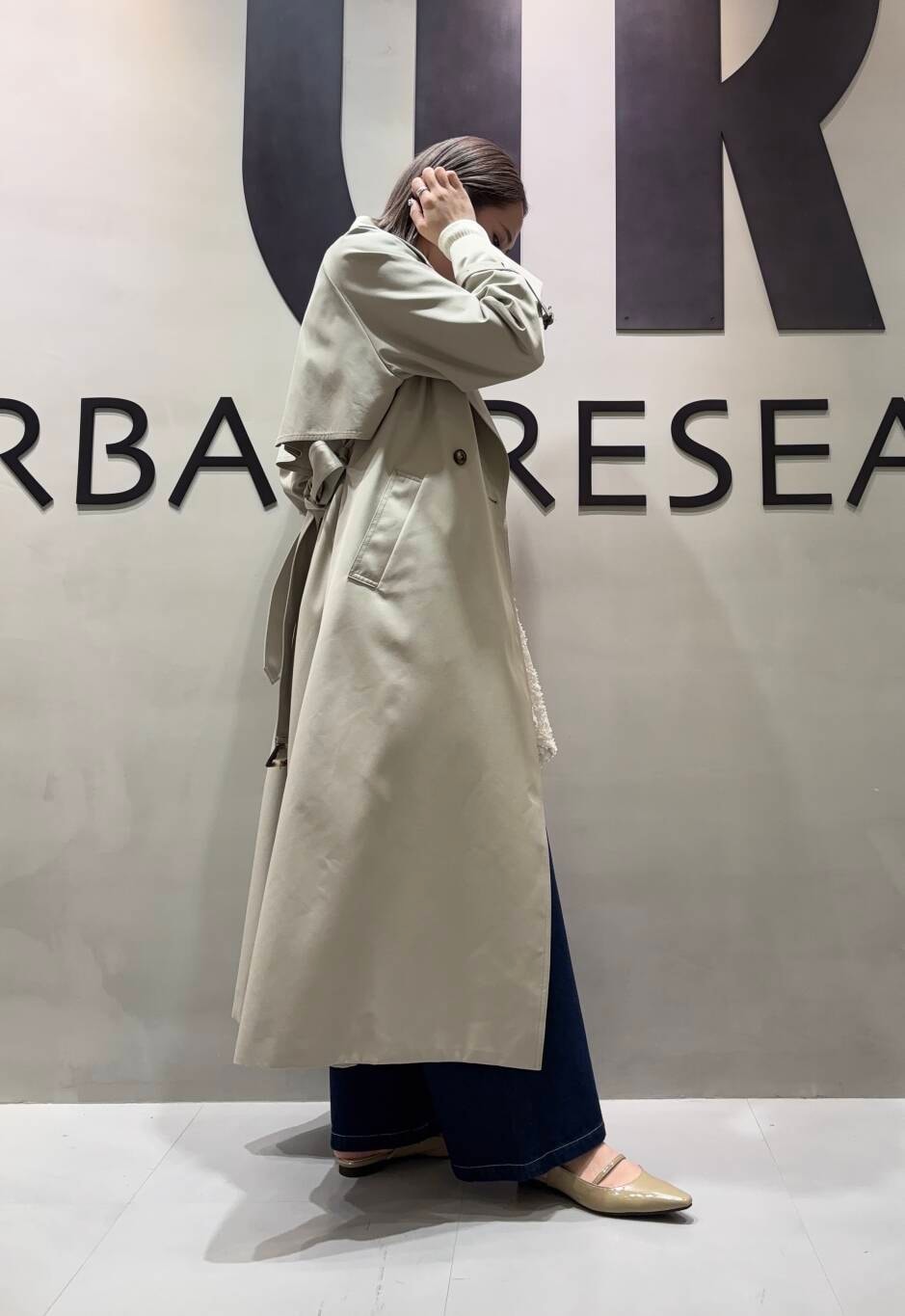 「アーバンリサーチ、大人カジュアル、URBANRESEARCH、トレンチコート、レイヤードスタイル、レース、春アウター、休日コーデ、newarrival、デニムコーデ、ROSSO、ワイドデニム、20代後半、着痩せ、ブルベ冬」|「URBAN RESEARCH ROSSO WOMENの撥水オーバートレンチコート(トレンチコート、グレー系)」を使った、和さん(レディース・161cm)の冬コーディネートの3枚目の写真