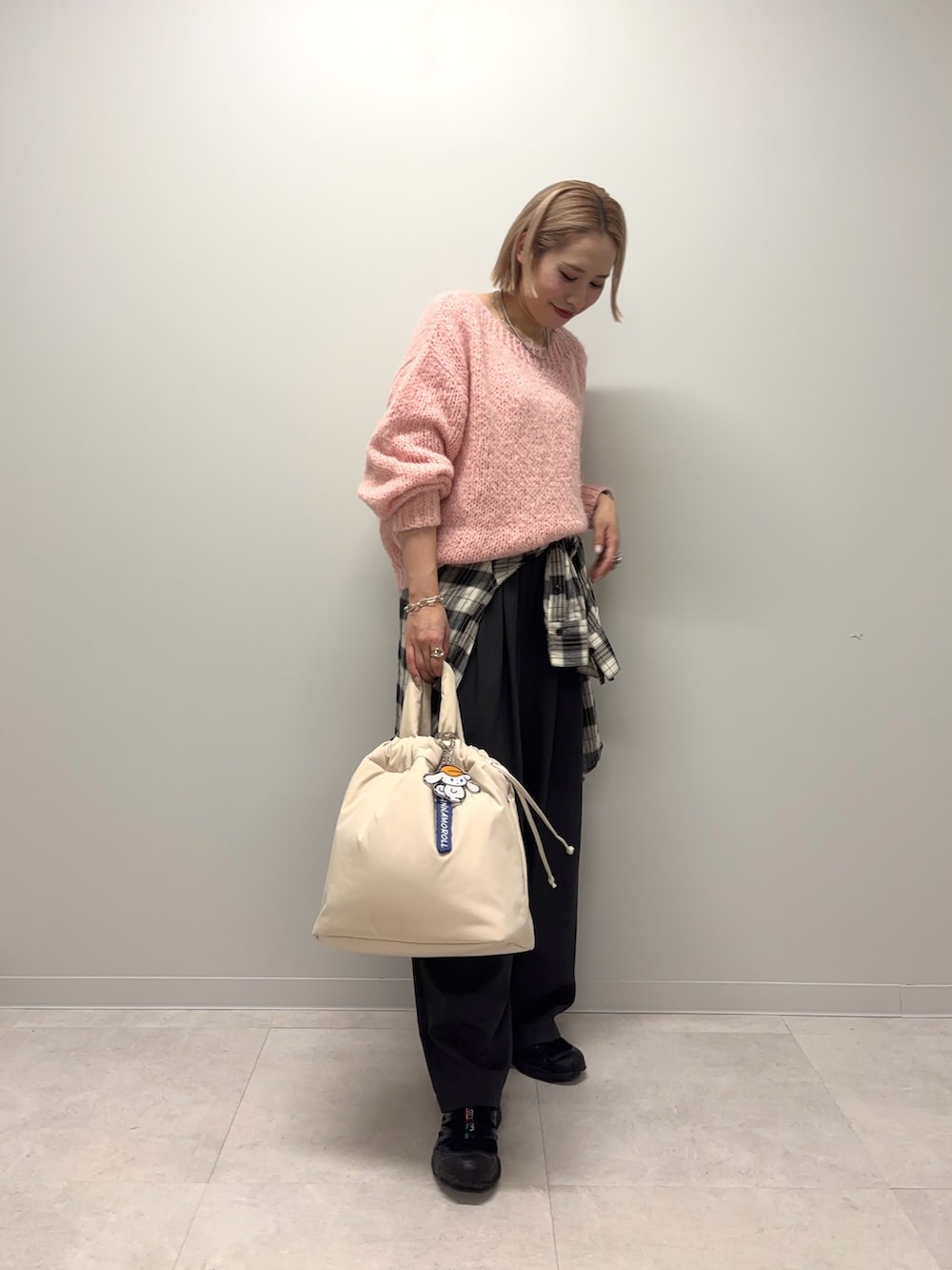 ベージュ系のトートバッグ、グレー系のその他パンツ、ピンク系のニット/セーターを着用したレディースの冬コーディネートの4枚目の写真