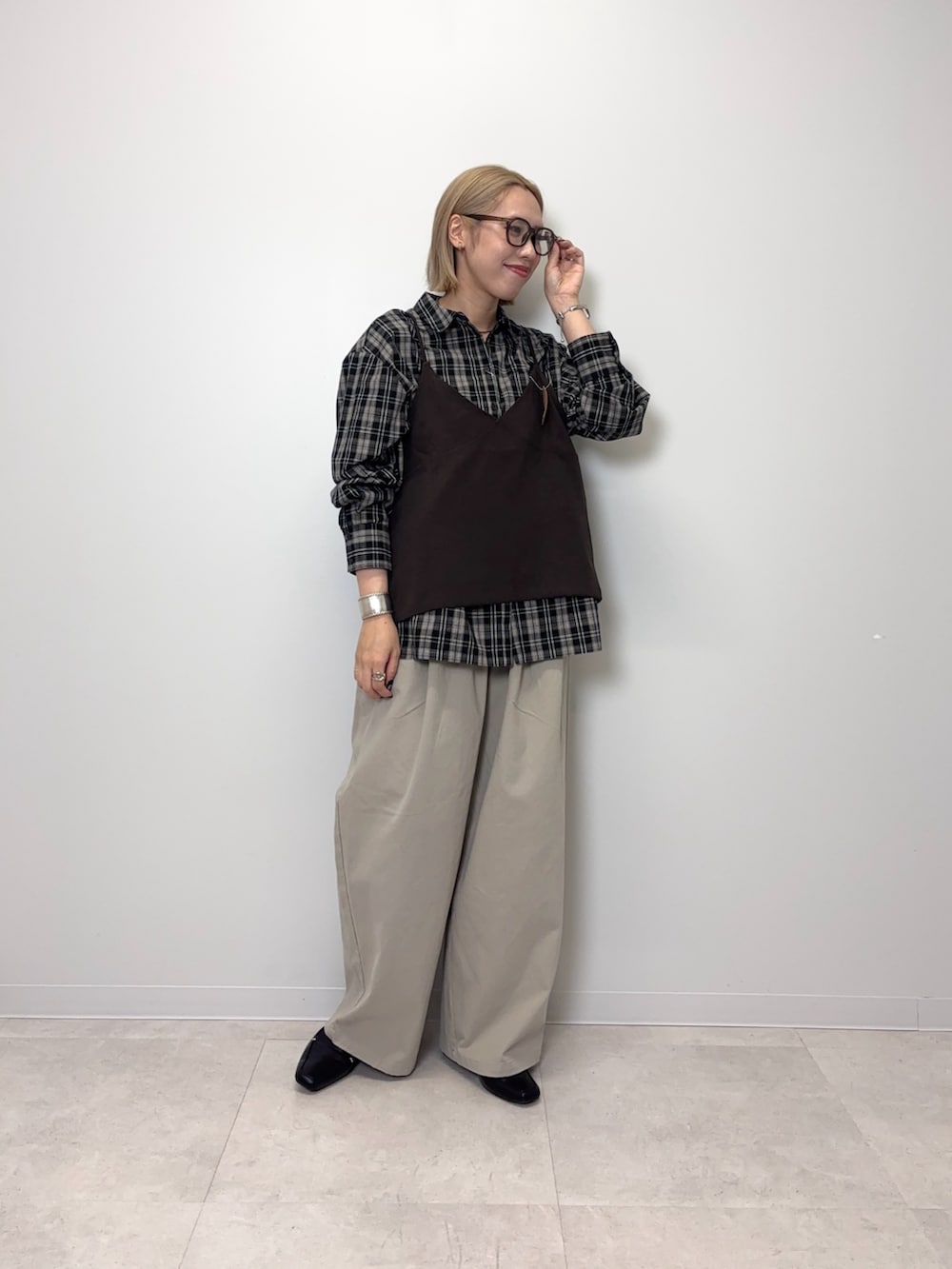 ブラック系のローファー、ブラック系のシャツ/ブラウス、ベージュ系のその他パンツを着用したレディースの秋コーディネートの4枚目の写真