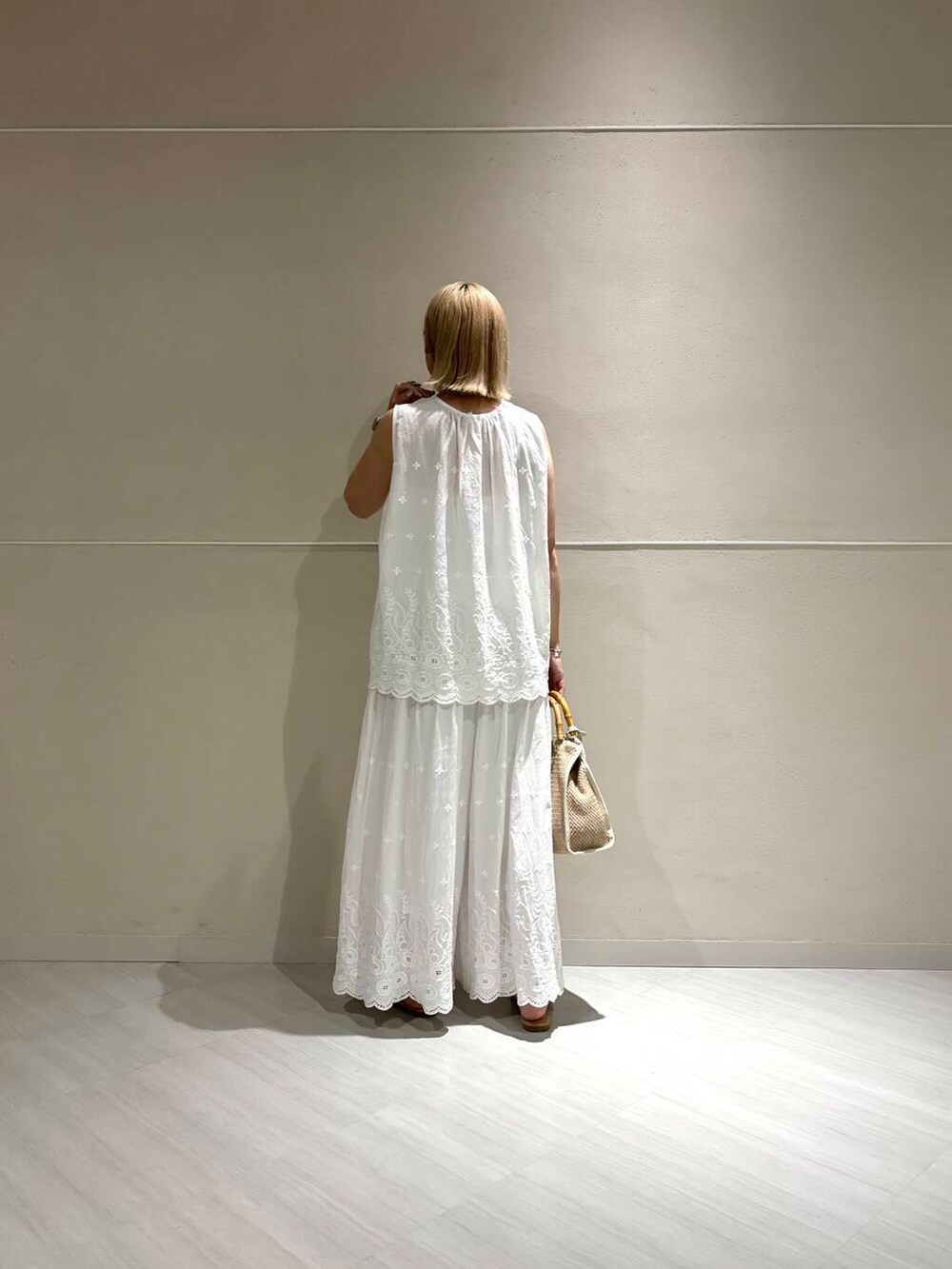 ホワイト系のサンダル、ホワイト系のショルダーバッグ、ホワイト系のシャツ/ブラウスを着用したレディースの夏コーディネートの3枚目の写真