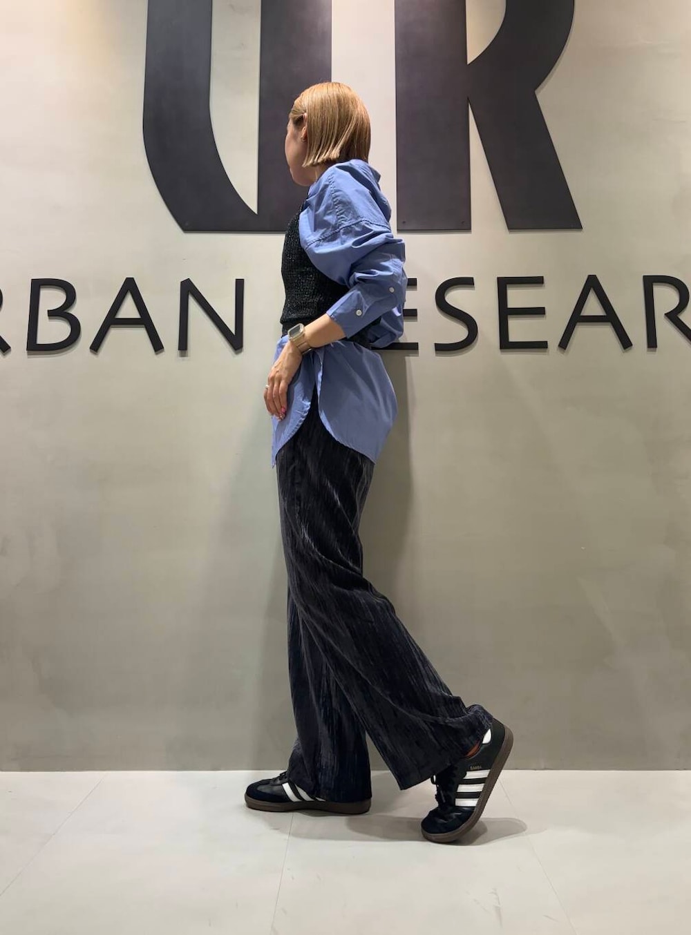 ブラック系のキャミソール、ブルー系のシャツ/ブラウス、ブルー系のその他パンツを着用したレディースの秋コーディネートの2枚目の写真