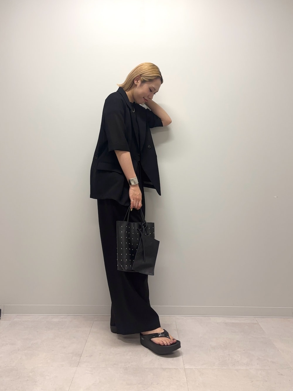 ブラック系のその他アウター、ブラック系のTシャツ/カットソー、ブラック系のトートバッグを着用したレディースの夏コーディネートの4枚目の写真