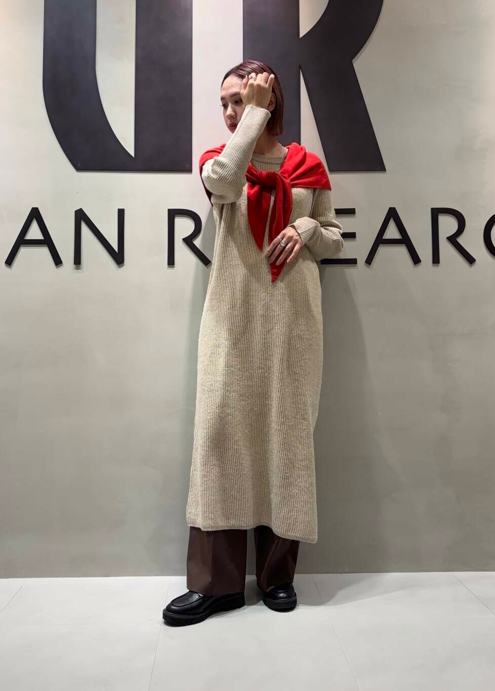 ブラウン系のその他パンツ、ベージュ系のワンピース、レッド系のストール/ショールを着用したレディースの冬コーディネートの4枚目の写真