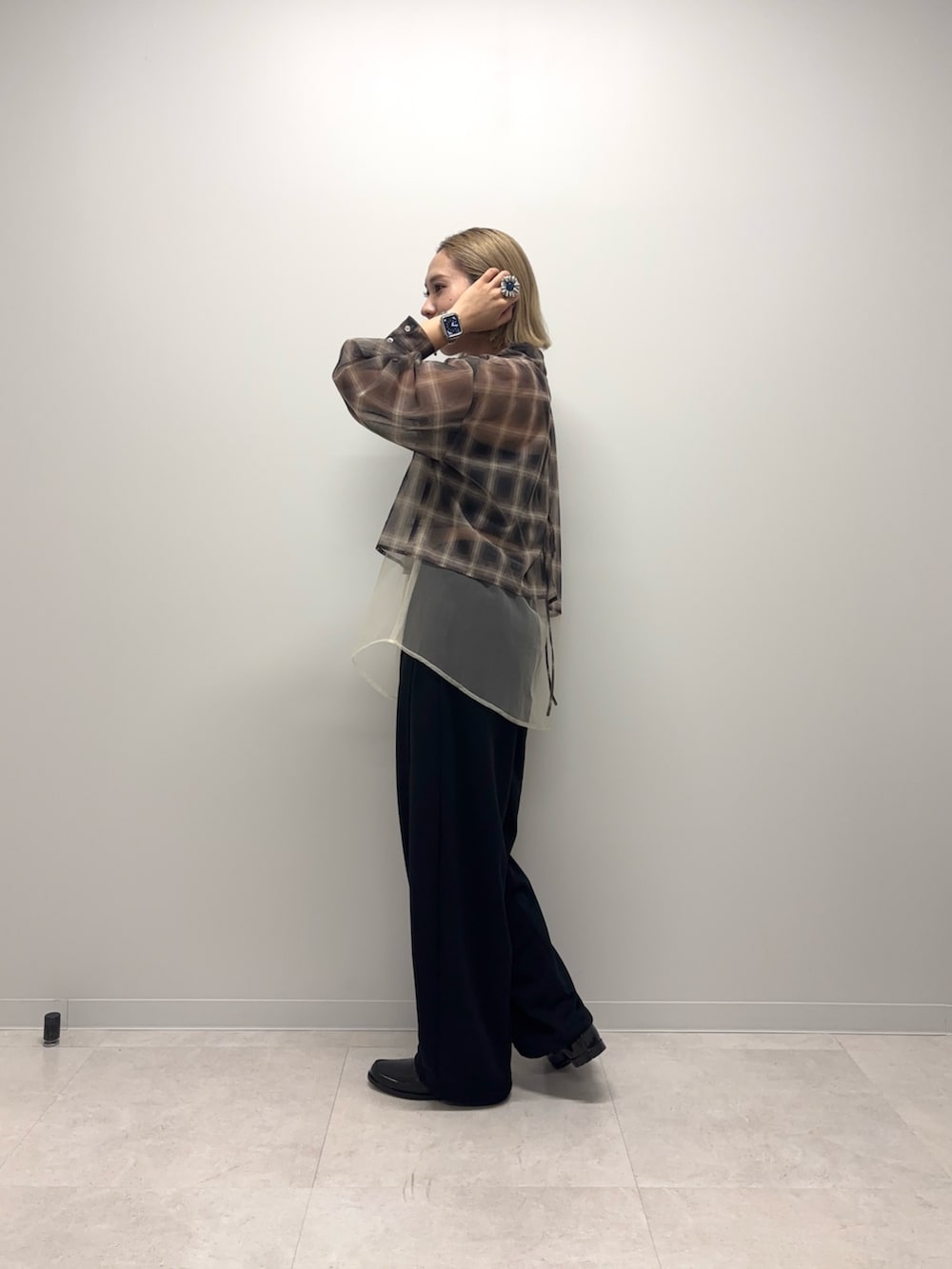 ブラウン系のシャツ/ブラウス、ブラック系のその他パンツを着用したレディースの秋コーディネートの2枚目の写真