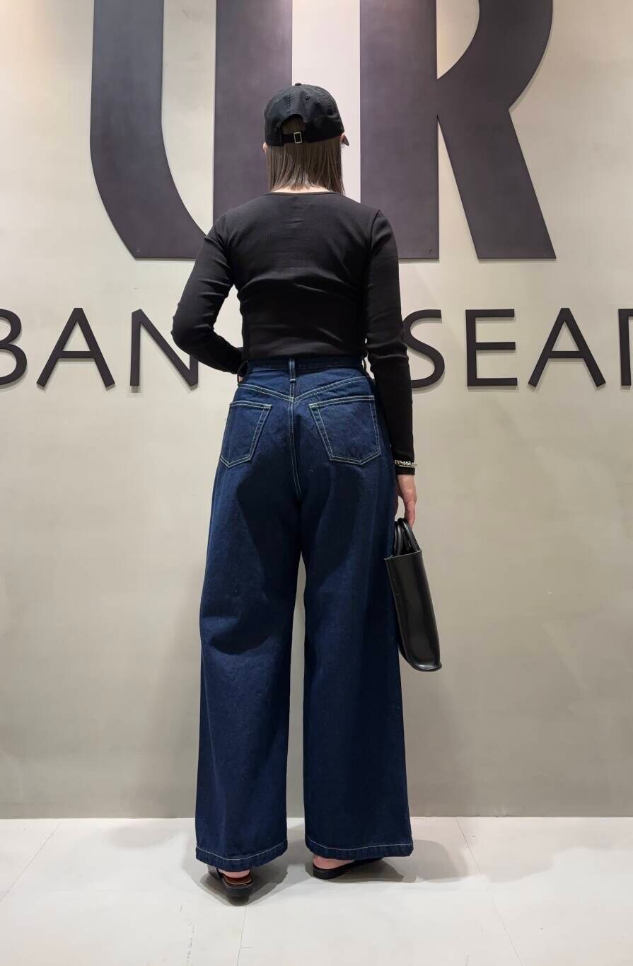 「アーバンリサーチ、大人カジュアル、カジュアル、URBANRESEARCH、春コーデ、休日コーデ、newarrival、PIENI、ワイドデニム、ニューエラ、20代後半、着痩せ、キャップコーデ、ブルベ冬、骨格ストレート」｜「PIENIのPIENI　TOTE S（トートバッグ、ブラック系）」を使った、和さん（レディース・161cm）の冬コーディネートの3枚目の写真