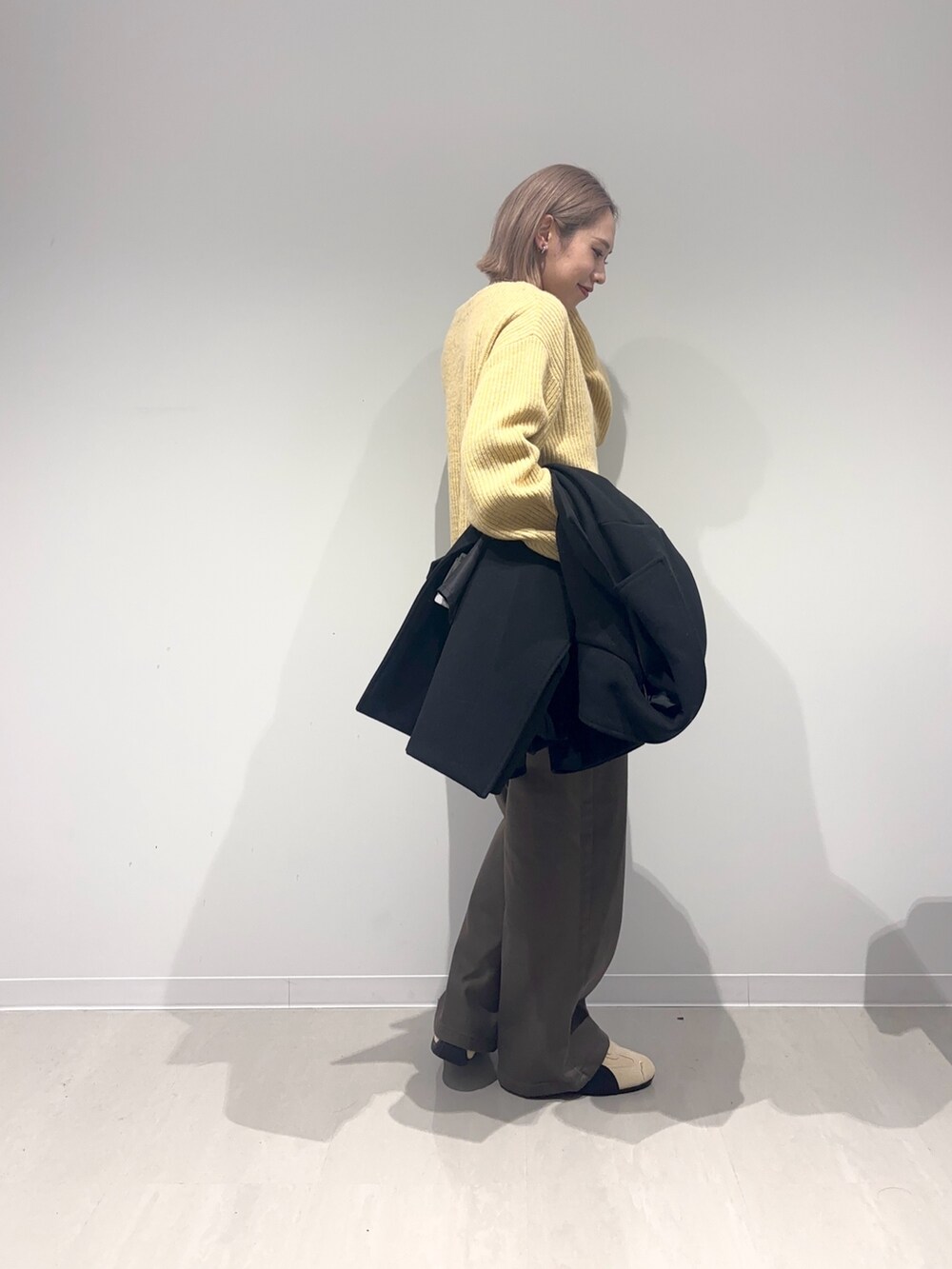 ブラック系のその他アウター、ベージュ系のスニーカー、グリーン系のその他パンツを着用したレディースの冬コーディネートの5枚目の写真