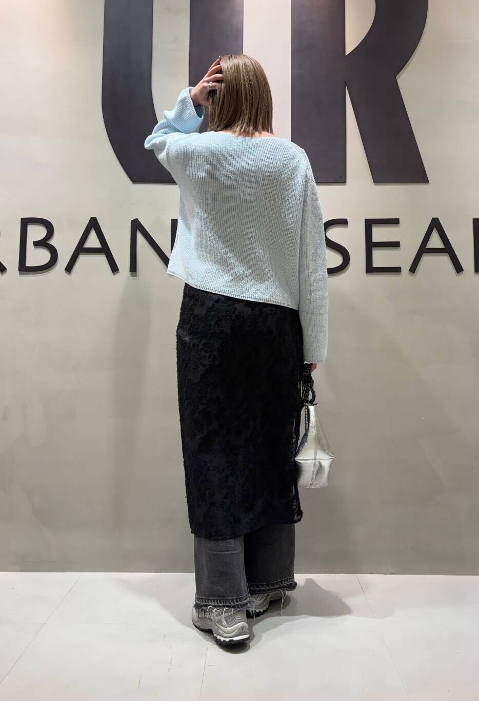 「アーバンリサーチ、大人カジュアル、デートコーデ、URBANRESEARCH、レイヤード、休日コーデ、newarrival、20代後半、着痩せ、サロモン、ブルベ冬、骨格ストレート、春色ニットコーデ」|「URBAN RESEARCHのダメージワイドデニムパンツ(デニムパンツ、ブラック系)」を使った、和さん(レディース・161cm)の冬コーディネートの3枚目の写真