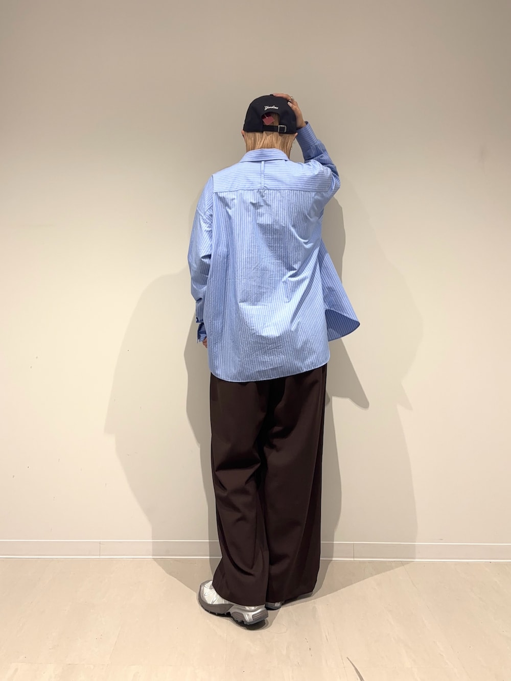 ブラウン系のその他パンツ、ブルー系のシャツ/ブラウス、グレー系のスニーカーを着用したレディースの春コーディネートの3枚目の写真