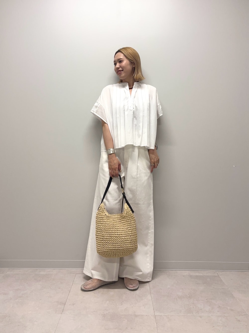 ホワイト系のシャツ/ブラウス、ホワイト系のデニムパンツ、その他のバレエシューズを着用したレディースの夏コーディネートの5枚目の写真