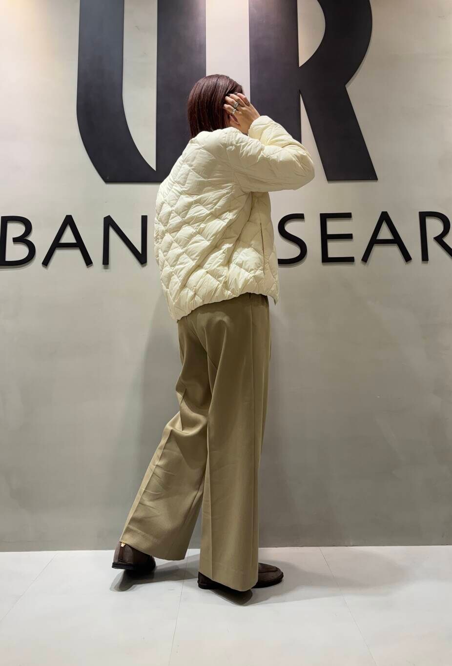 ベージュ系のその他パンツ、ホワイト系のニット/セーター、ホワイト系のダウンジャケット/コートを着用したレディースの秋コーディネートの3枚目の写真