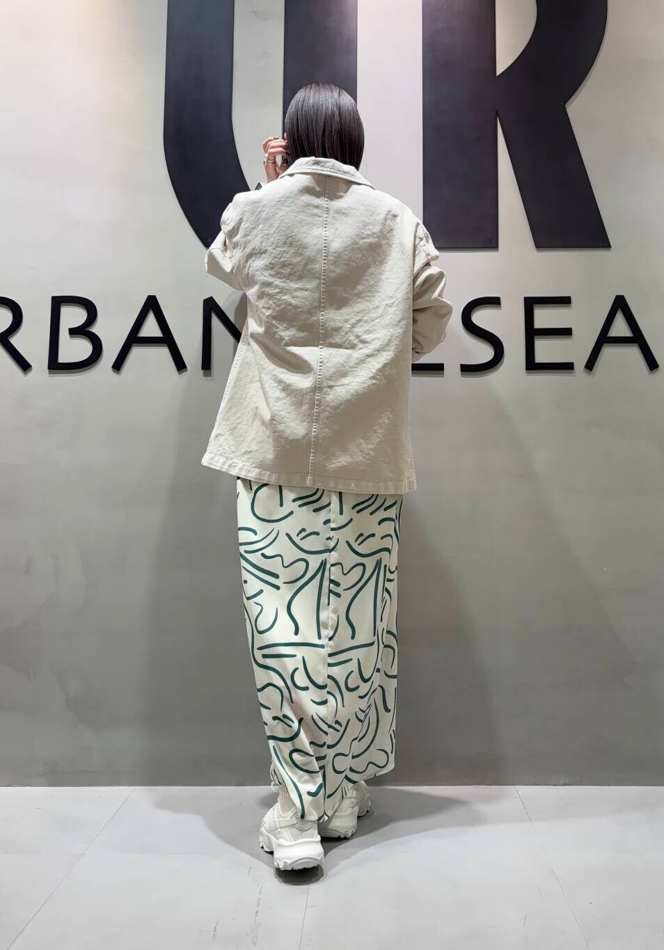 グリーン系のワンピース、ホワイト系のデニムジャケット、ホワイト系のTシャツ/カットソーを着用したレディースの冬コーディネートの3枚目の写真