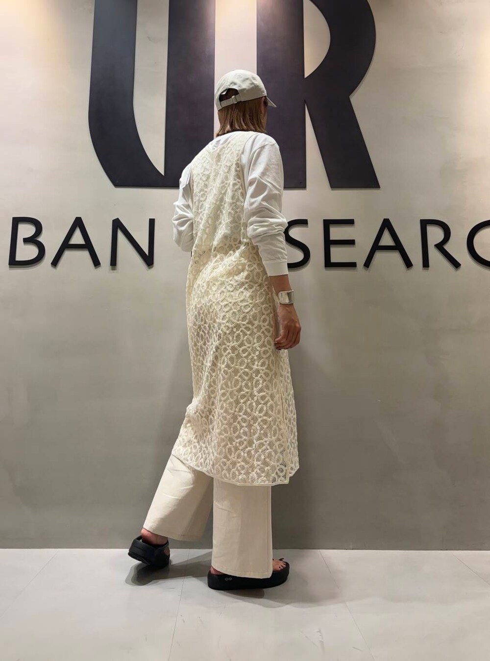 ベージュ系のその他パンツ、ホワイト系のワンピース、ホワイト系のキャップを着用したレディースの夏コーディネートの2枚目の写真