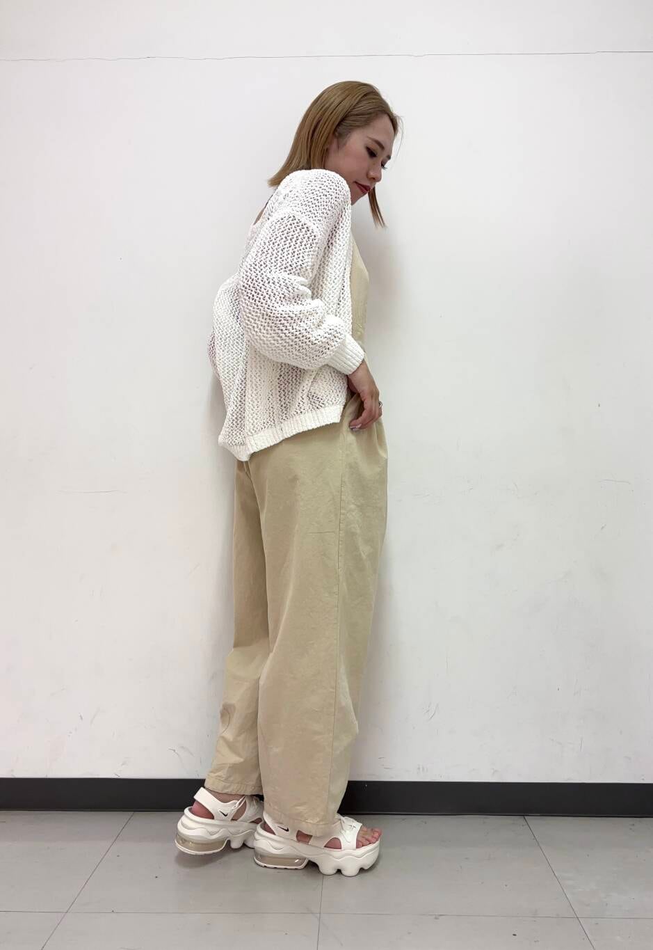 「アーバンリサーチ、カジュアル、スポーツミックス、URBANRESEARCH、サロペット、newarrival、休日スタイル、フェスコーデ、20代後半、着痩せ、ブルベ冬、メッシュカーディガン、骨格ストレート、初夏のお出かけコーデ、外遊びコーデ」｜「URBAN RESEARCHのアセテートカップ付きキャミソール（キャミソール、ホワイト系）」を使った、和さん（レディース・161cm）の春コーディネートの2枚目の写真
