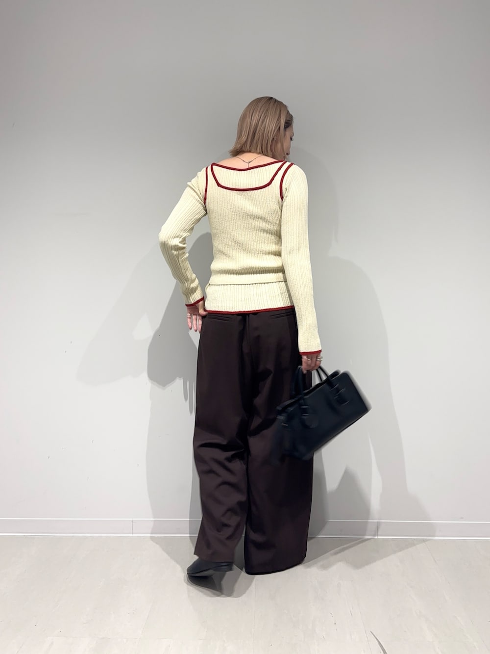 ブラウン系のその他パンツ、ブラック系のパンプス、ブラック系のボストンバッグを着用したレディースの春コーディネートの3枚目の写真