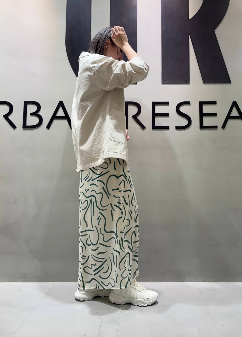 グリーン系のワンピース、ホワイト系のデニムジャケット、ホワイト系のTシャツ/カットソーを着用したレディースの冬コーディネートの2枚目の写真