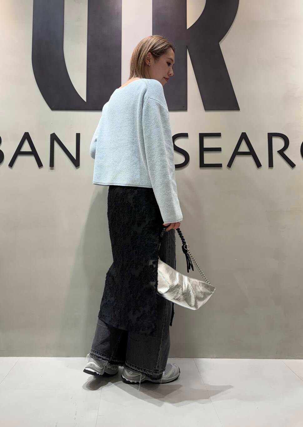 「アーバンリサーチ、大人カジュアル、デートコーデ、URBANRESEARCH、レイヤード、休日コーデ、newarrival、20代後半、着痩せ、サロモン、ブルベ冬、骨格ストレート、春色ニットコーデ」|「URBAN RESEARCHのダメージワイドデニムパンツ(デニムパンツ、ブラック系)」を使った、和さん(レディース・161cm)の冬コーディネートの2枚目の写真