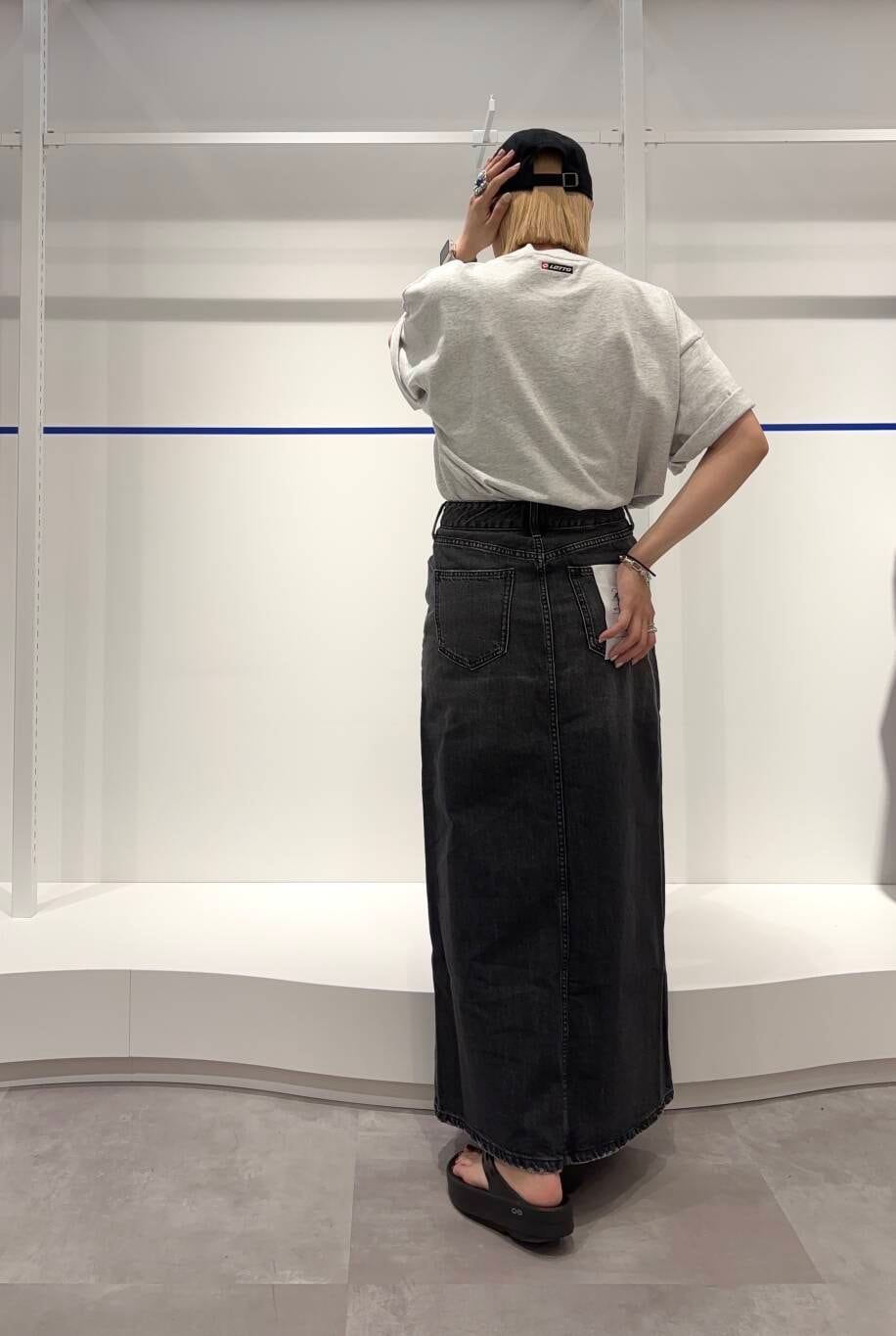 「アーバンリサーチ、カジュアル、モノトーン、URBANRESEARCH、デニムスカート、newarrival、休日スタイル、ロゴTシャツ、サンダルコーデ、ウーフォス、20代後半、着痩せ、骨格ストレート、外遊びコーデ、lotto」｜「OOFOSのOOFOS　Oomega（サンダル、ブラック系）」を使った、和さん（レディース・161cm）の春コーディネートの3枚目の写真
