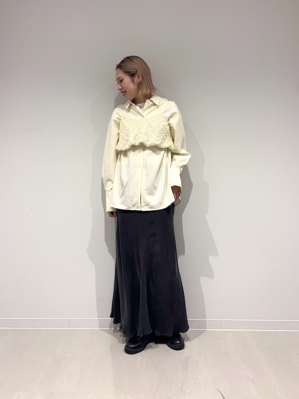 ブラック系のスカート、ブラック系のボストンバッグ、ホワイト系のシャツ/ブラウスを着用したレディースの春コーディネートの7枚目の写真