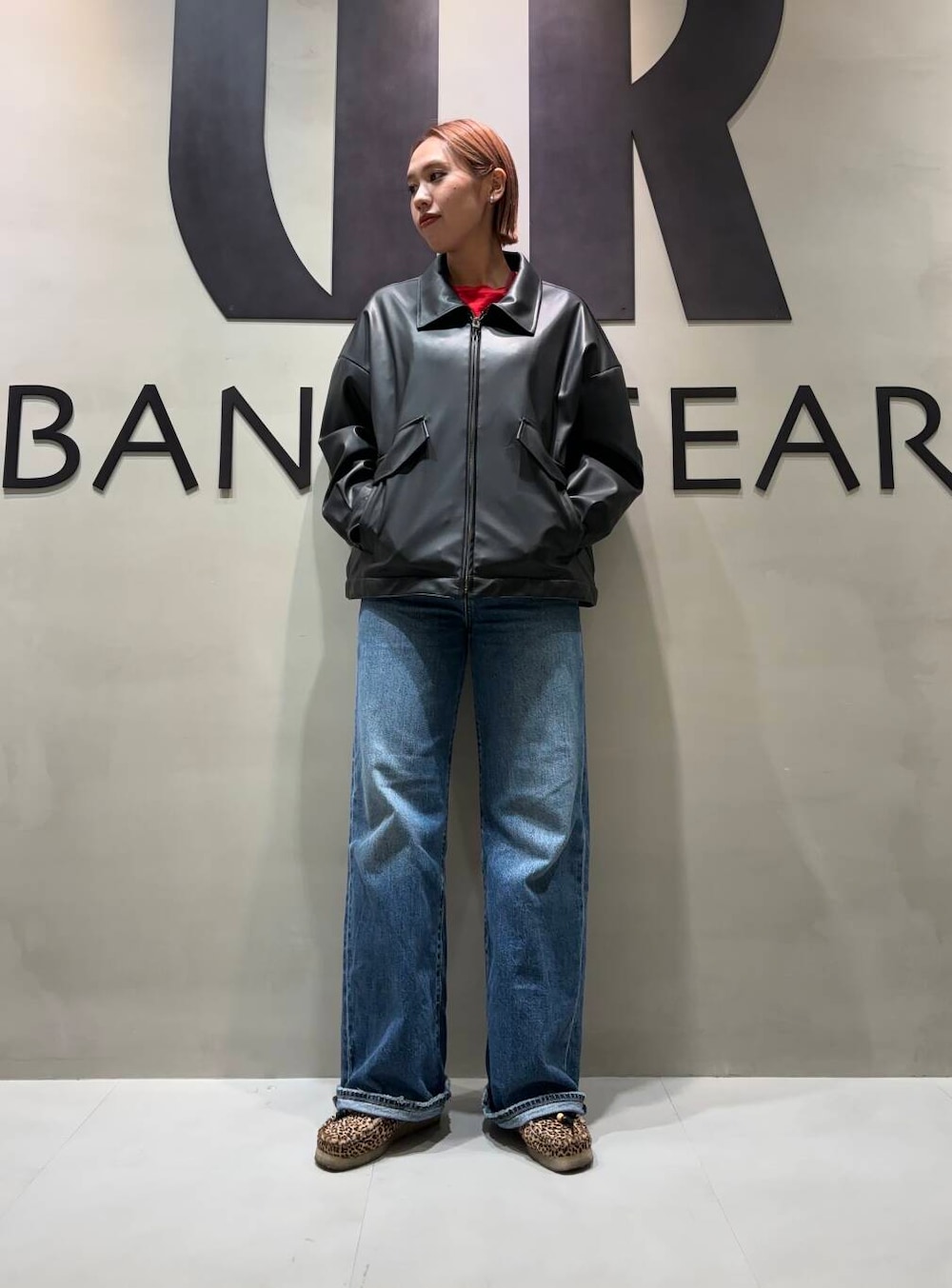 ブラック系のブルゾン、その他のブーツを着用したレディースの秋コーディネートの3枚目の写真