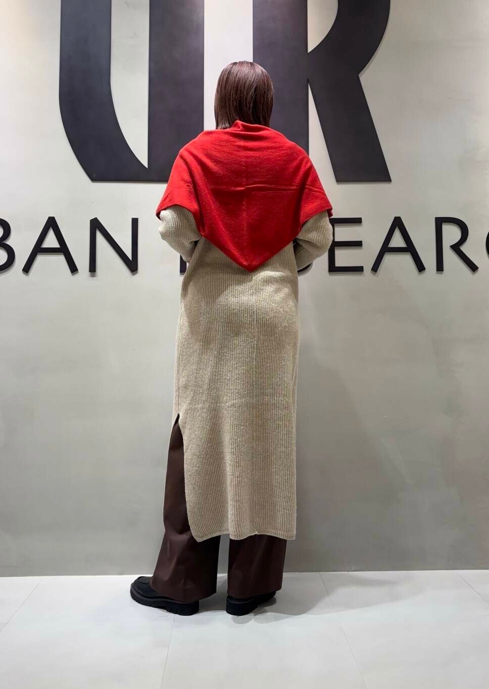 ブラウン系のその他パンツ、ベージュ系のワンピース、レッド系のストール/ショールを着用したレディースの冬コーディネートの3枚目の写真