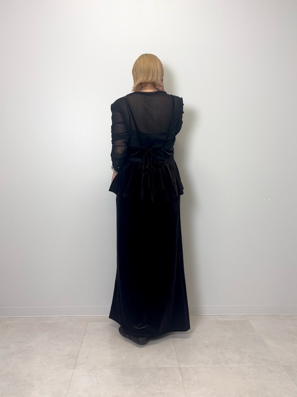 ブラック系のTシャツ/カットソー、ブラック系のバレエシューズ、シルバー系のメガネを着用したレディースの秋コーディネートの3枚目の写真