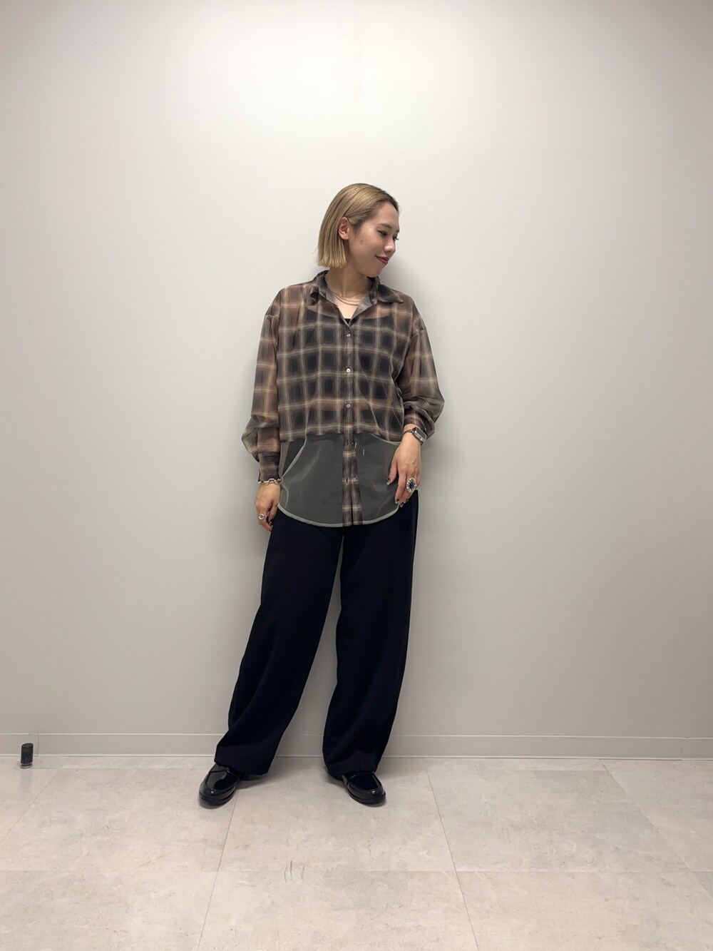 ブラウン系のシャツ/ブラウス、ブラック系のその他パンツを着用したレディースの秋コーディネートの4枚目の写真