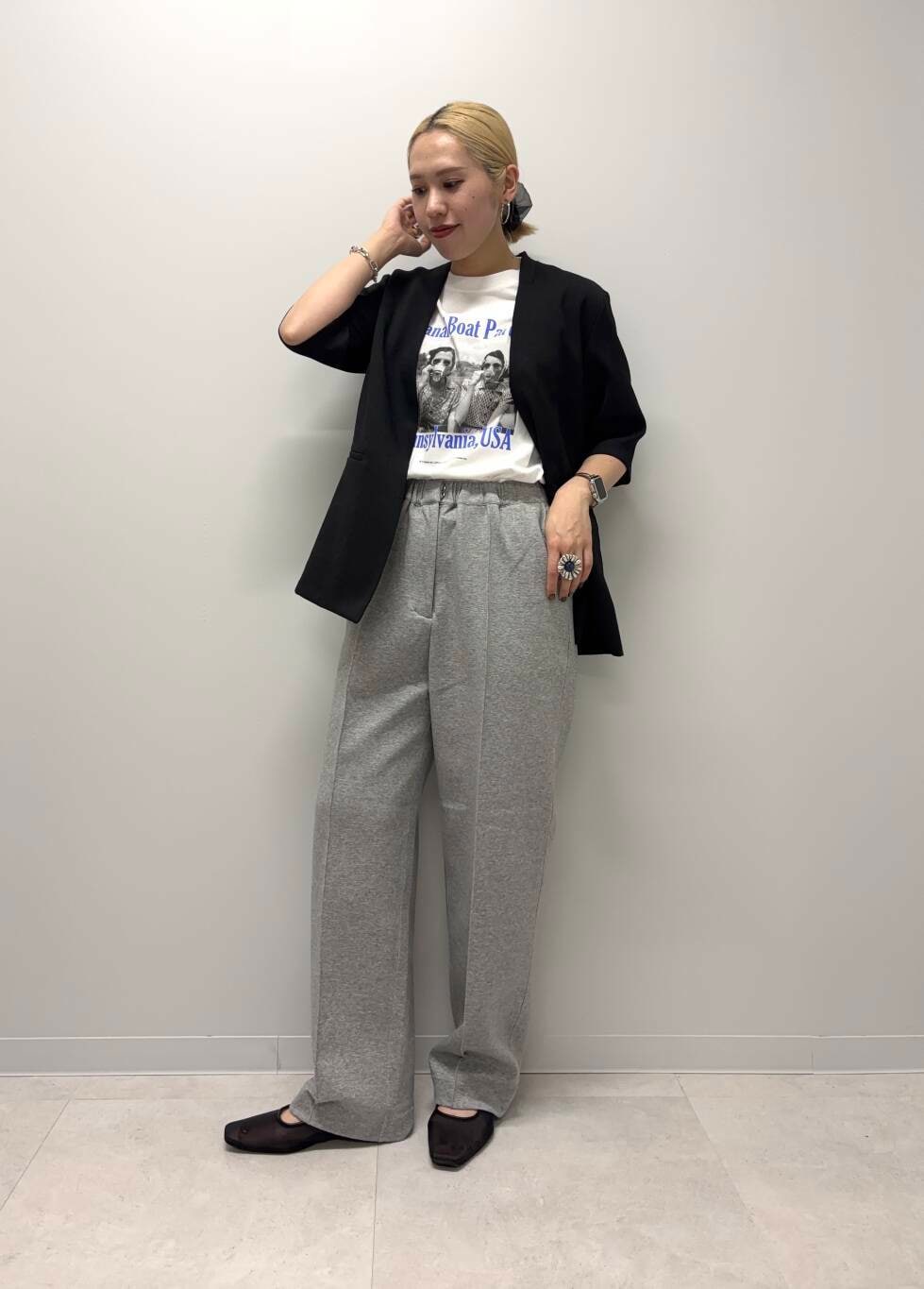 「アーバンリサーチ、ジャケット、パンツスタイル、URTECH、プリントtシャツ、20代後半、骨格ナチュラル、ハーフスリーブジャケット、洒落見えカットソーコーデ」｜「URBAN RESEARCHの『UR TECH DRYLUXE』 ハーフスリーブジャケット（その他アウター、ブラック系）」を使った、和さん（レディース・161cm）の夏コーディネートの4枚目の写真