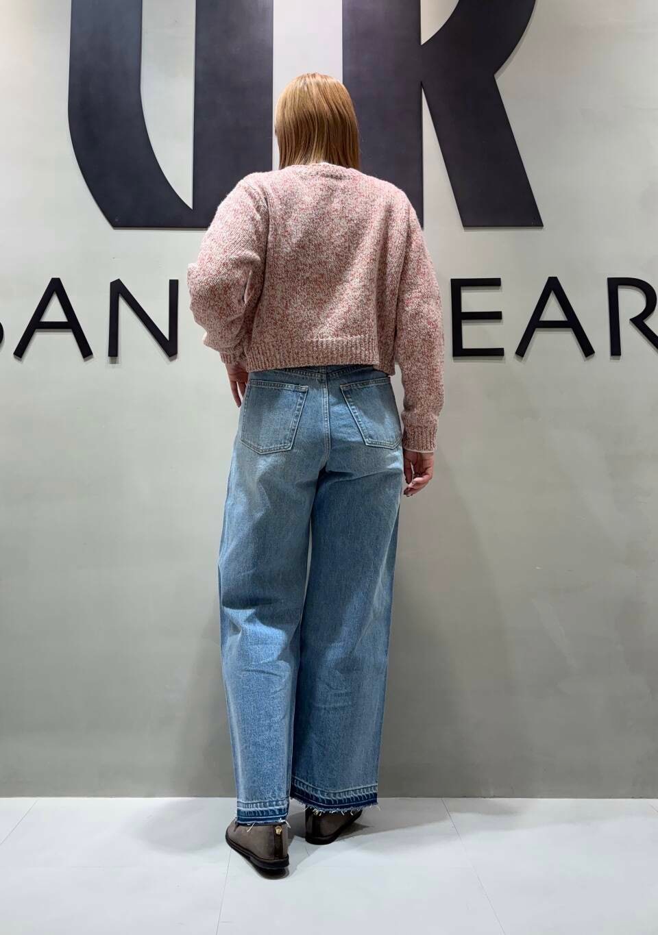 ブルー系のデニムパンツ、ベージュ系のカーディガン/ボレロを着用したレディースの冬コーディネートの3枚目の写真